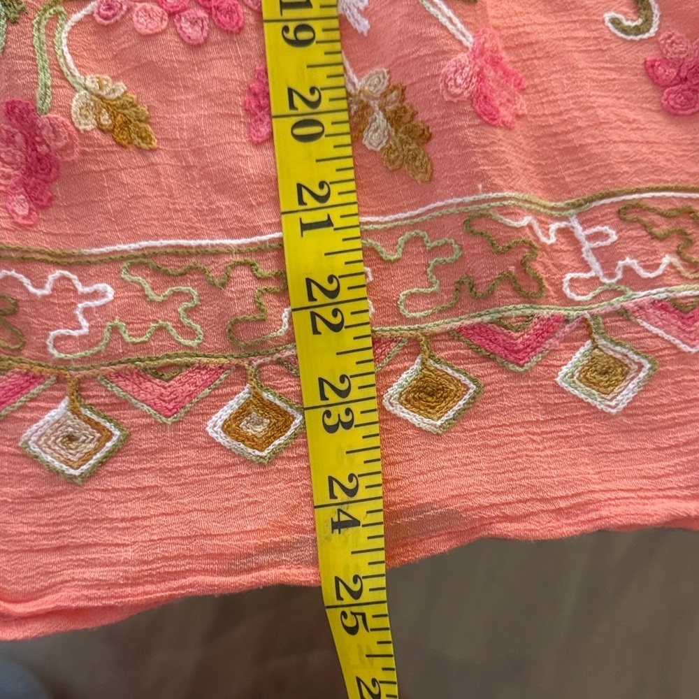 Chic Coral Blouse with Floral Details - Picture 9 of 9